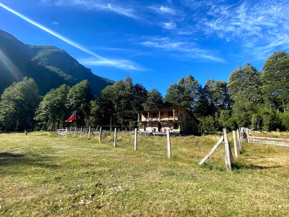 El campo y la casa de Los Alerces en el valle